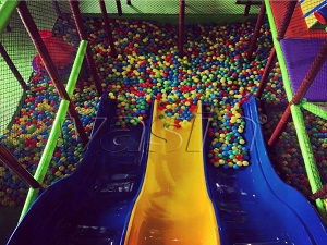 Недавно установленная крытая игровая площадка в Боснии и Герцеговине