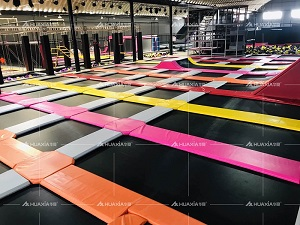 Большой батутный парк установлен в Дэчжоу, провинция Шаньдун.