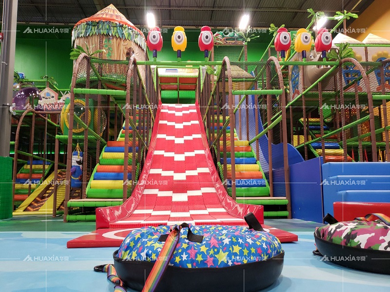 Крытая игровая площадка из Канады.