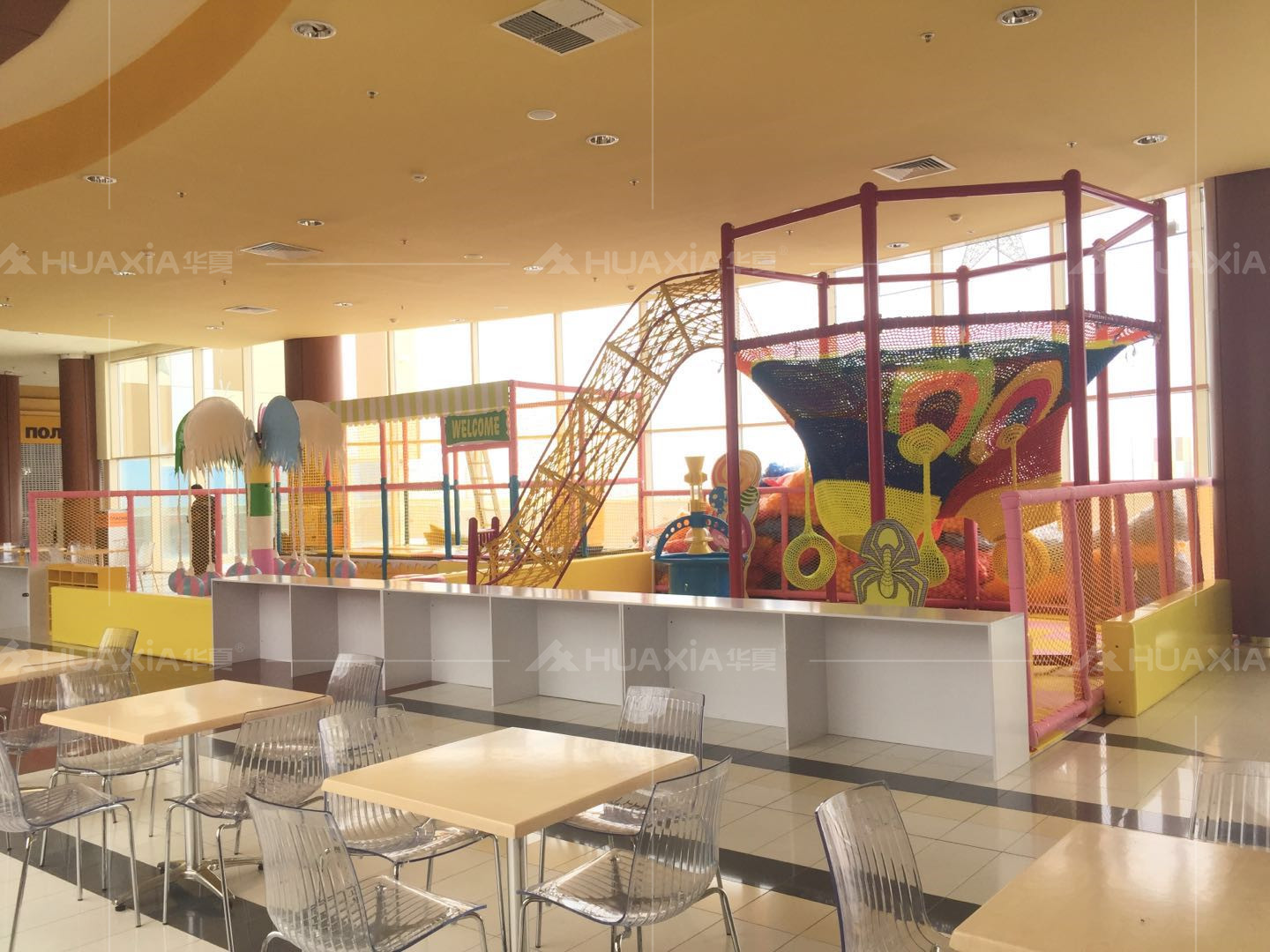 Красочная крытая игровая площадка в России