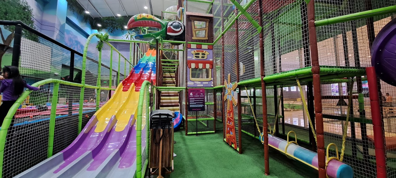 Крытая игровая площадка в джунглях площадью 1100² в Эквадоре