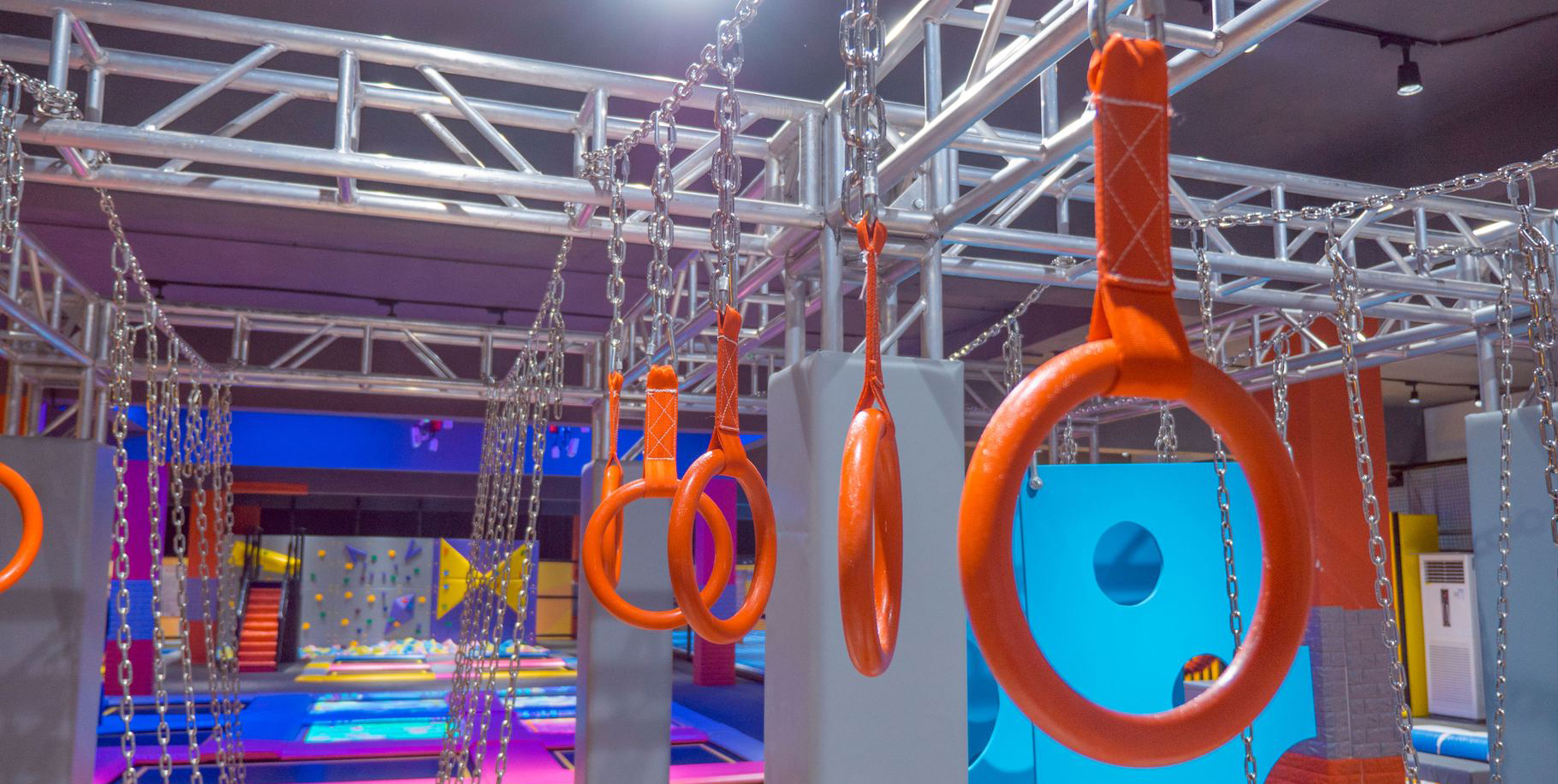 ниндзя-воин и веревочная площадка, батутный парк.