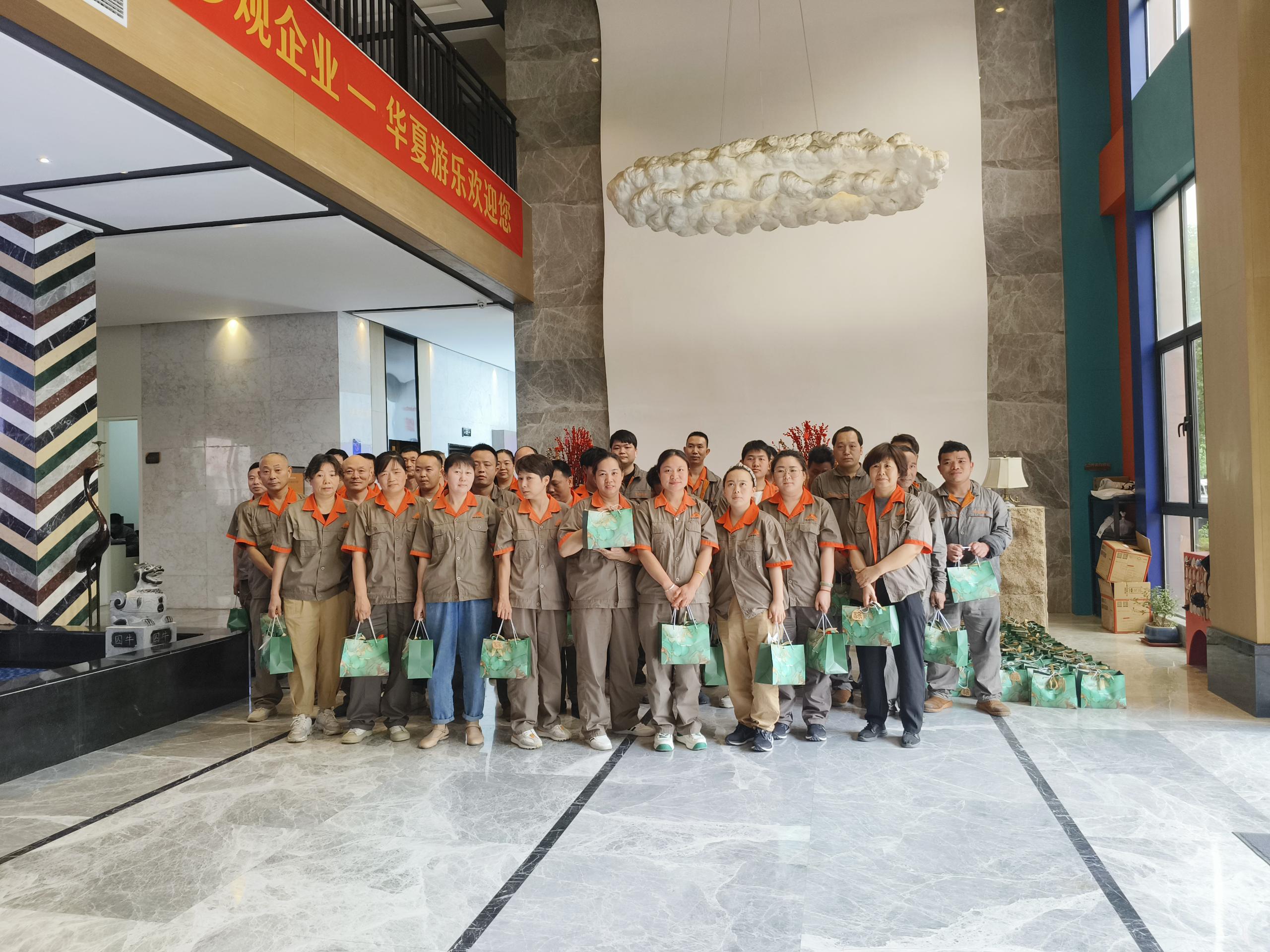 Вася принимает участие в фестивале лодок-драконов